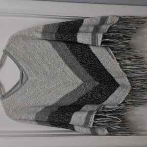 Sun & Shadow Fringed Boho Knit Poncho Gray Chevron Size S/M